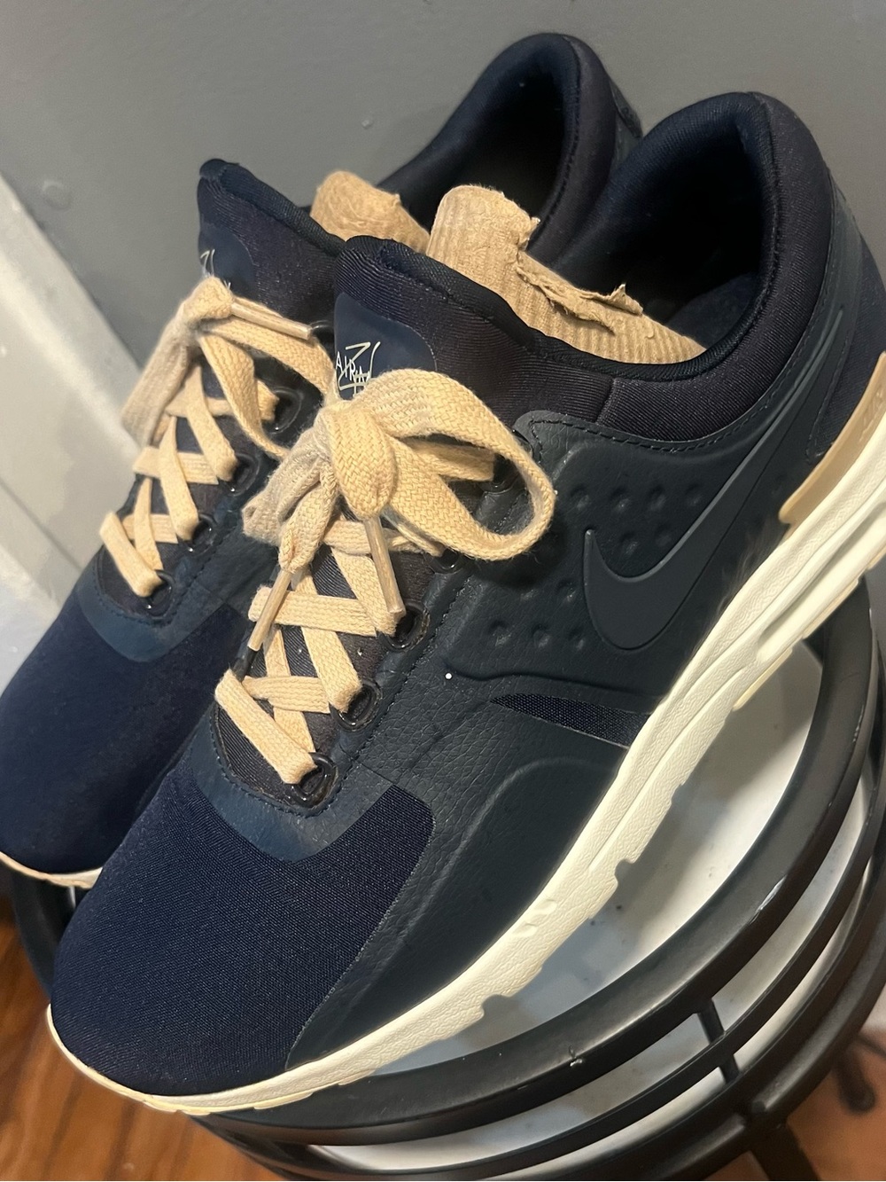 Nike Men’s Navy and Beige Athletic Sneakers with Cream Midsole
